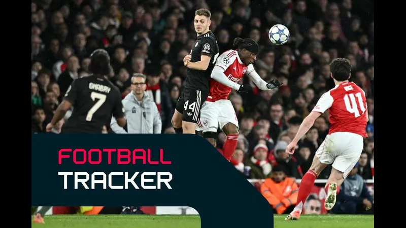 Cầu thủ của Sahdag Qusar nỗ lực chạy bóng qua cầu thủ của Turan Tovuz trong trận đấu.