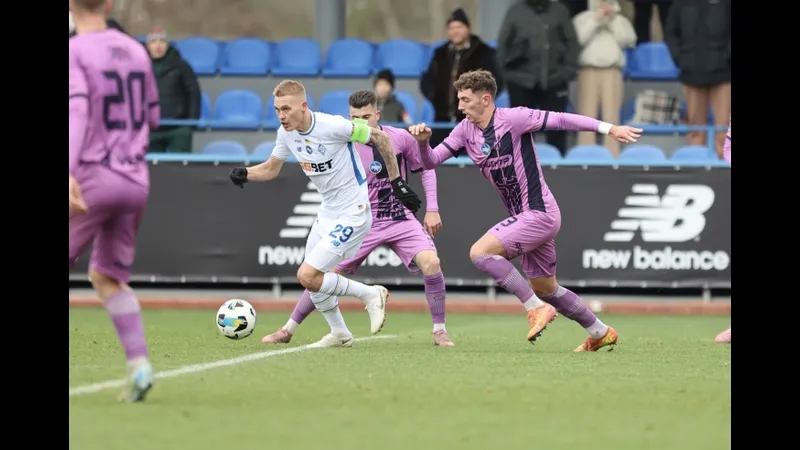 Cầu thủ của SC Poltava đang dốc hết sức lực để chuyền bóng vượt qua hàng phòng ngự của đối thủ Epitsentr Cầu thủ của SC Poltava đang dốc hết sức lực để chuyền bóng vượt qua hàng phòng ngự của đối…