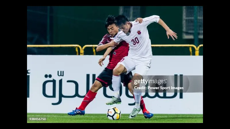 Cầu thủ của Taichung thực hiện cú sút mạnh mẽ trong trận đấu với Hang Yuen