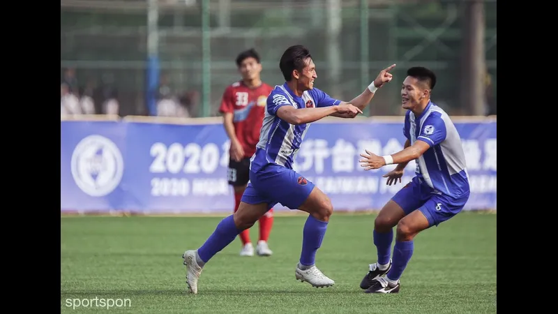 Cầu thủ Taichung vượt qua hàng phòng ngự của Hang Yuen trong trận đấu bóng đá