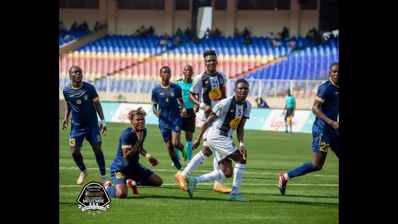 Hình ảnh cầu thủ Tanganyika với sự quyết tâm chuyển động nhanh nhẹn trước Malole