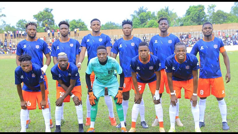 Cầu thủ của Tanganyika vượt qua cầu thủ của Malole để tiến vào vòng cấm đối phương