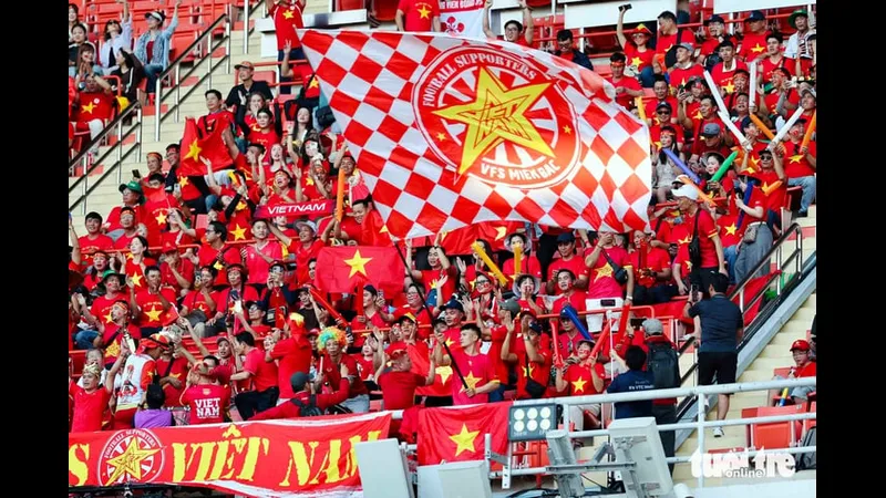 Cầu thủ U22 Việt Nam vượt qua cầu thủ U22 Thái Lan trong trận đấu quyết liệt