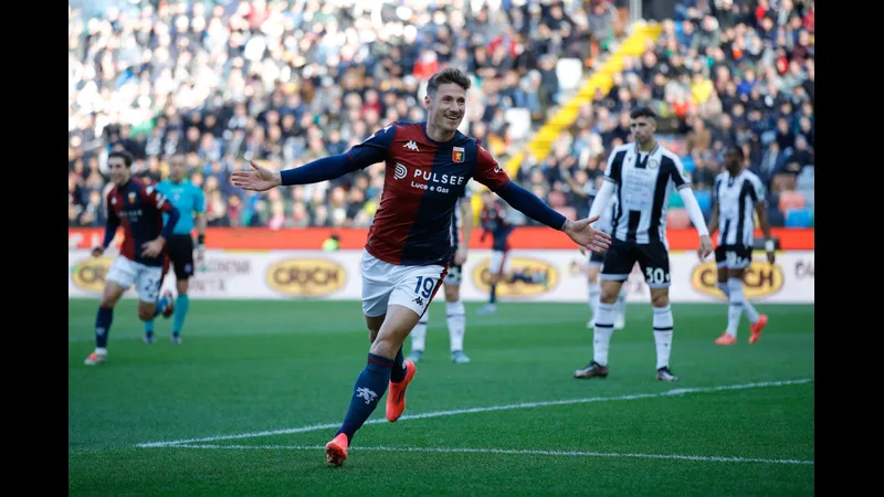 Cầu thủ Udinese quyết tâm vượt qua Genoa để tiến vào vòng cấm đối phương