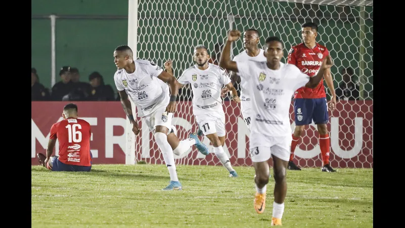 Cầu thủ của Xelaju bứt tốc vượt qua hậu vệ của Antigua trong trận đấu sôi động