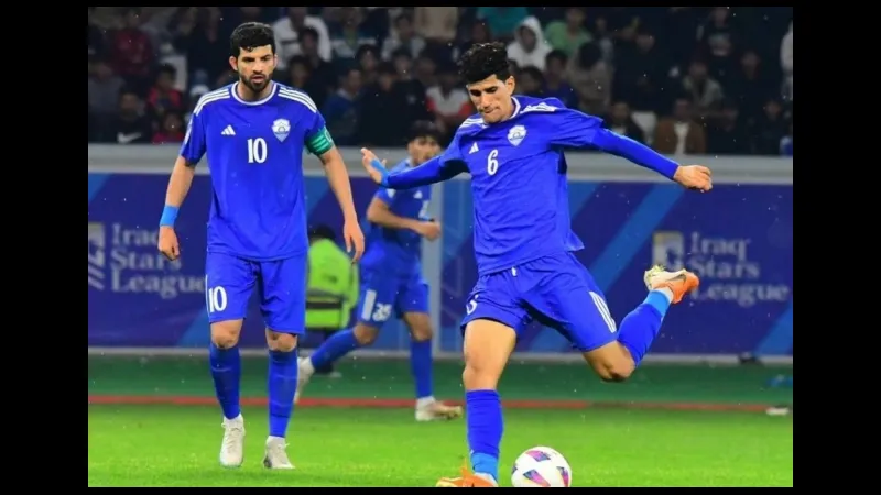 Cầu thủ Al Minaa và Al Shorta tranh chấp bóng trên sân cỏ