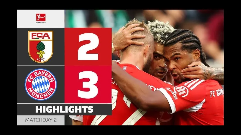 Cầu thủ Bayern Munich và Augsburg tranh chấp bóng trên sân