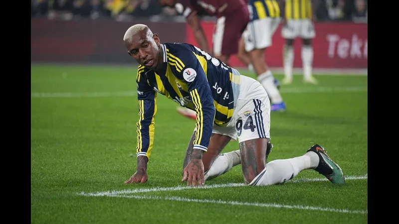 Cầu thủ FCSB và Fenerbahce tranh chấp bóng trên sân