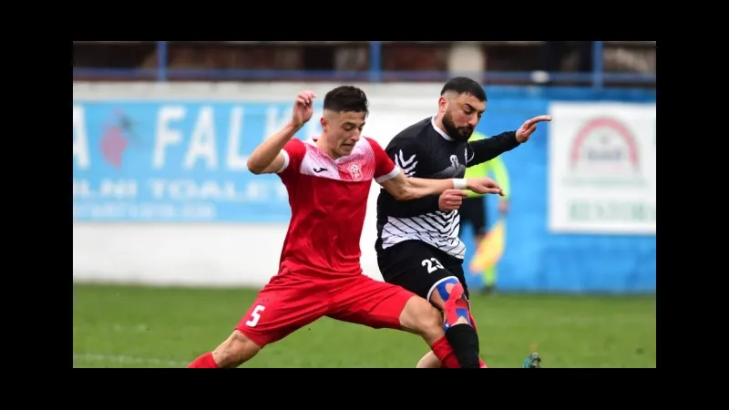 Mykonos và Aias Salamina tranh chấp quả bóng trên sân cỏ