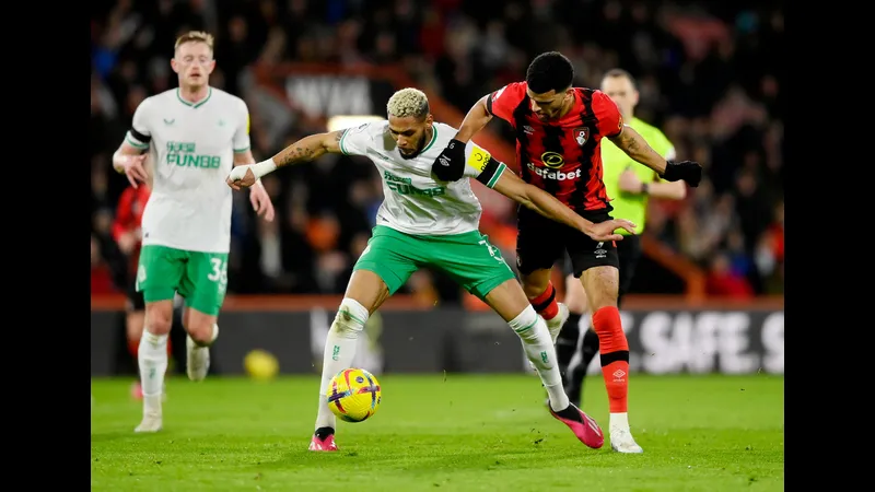 Newcastle đấu Bournemouth trên sân cỏ