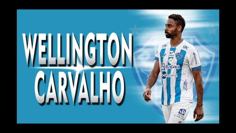 Cầu thủ Paysandu và Miramar đang đua tranh quả bóng trên sân cỏ