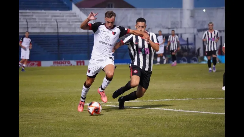 Cầu thủ Miramar vượt qua hàng phòng ngự của đội Paysandu