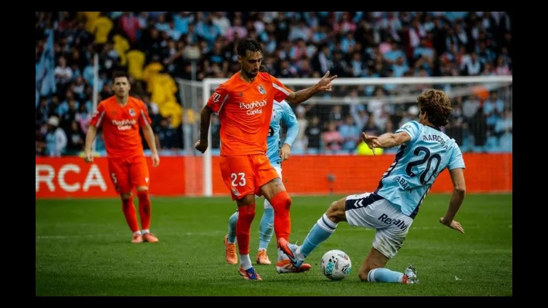 Cầu thủ của Paysandu và Miramar tranh chấp quả bóng