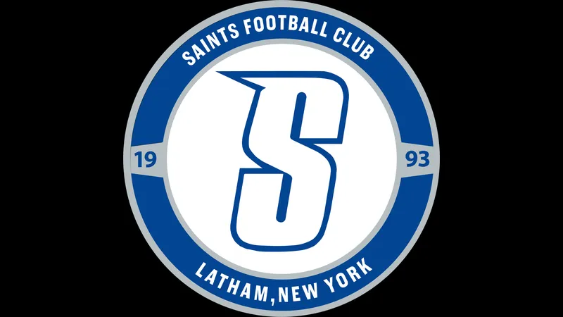 Cầu thủ Saint đang tung cú sút mạnh vào khung thành của Stade de Reims