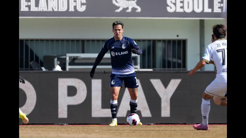 Hậu vệ Deagu tấn công mạnh mẽ trước hàng phòng ngự của Seoul E