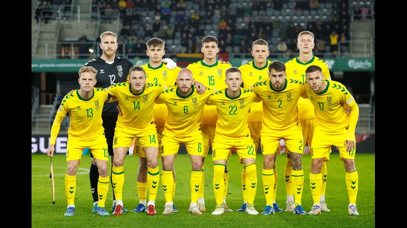 Cầu thủ Lithuania và Georgia tranh chấp trên sân