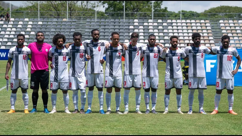 Cầu thủ New Caledonia vượt qua cầu thủ Jamaica để tiến gần khung thành.