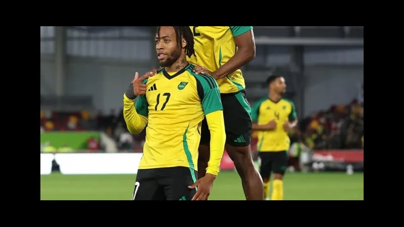 Cầu thủ New Caledonia và Jamaica tranh chấp trên sân