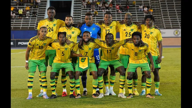 Cầu thủ New Caledonia và Jamaica đấu tranh quyết liệt trên sân cỏ