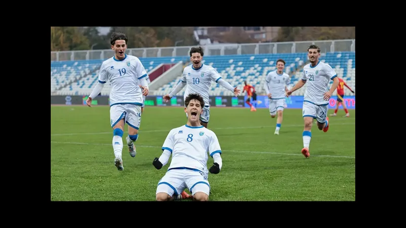 Cầu thủ U19 Kosovo và U19 Thổ Nhĩ Kỳ tranh chấp quả bóng