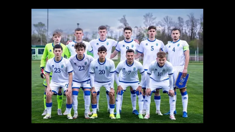 Cầu thủ U19 Kosovo đang tiến vào vòng cấm của U19 Thổ Nhĩ Kỳ