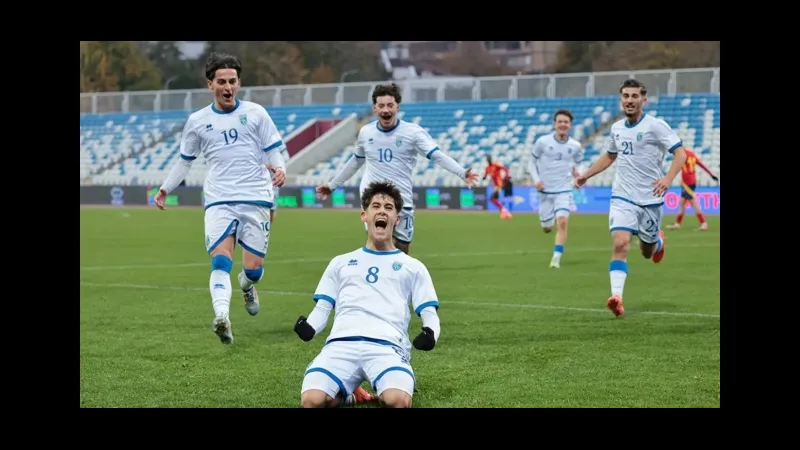 Cầu thủ U19 Kosovo và U19 Thổ Nhĩ Kỳ tranh chấp quả bóng